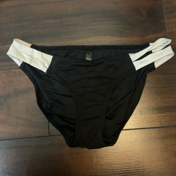 Black/white full coverage bikini bottoms - Picture 1 of 2